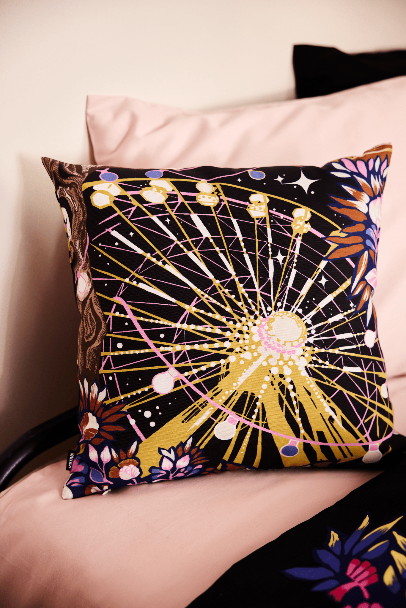 23310-883521-8000CU_2; Vallila Ihmeiden ilta -koristetyynynpäällinen Monivärinen / 43x43 cm